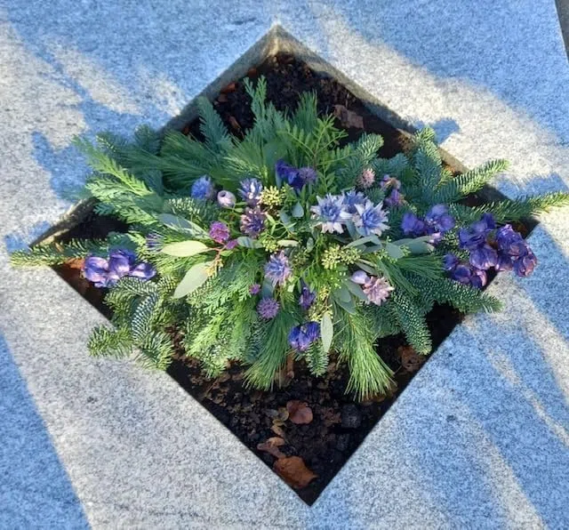 Grabgesteck frisch gebunden 60 cm Nobillis Tanne Thuja Kiefer Exoten Grabauflage Totensonntag grün beige