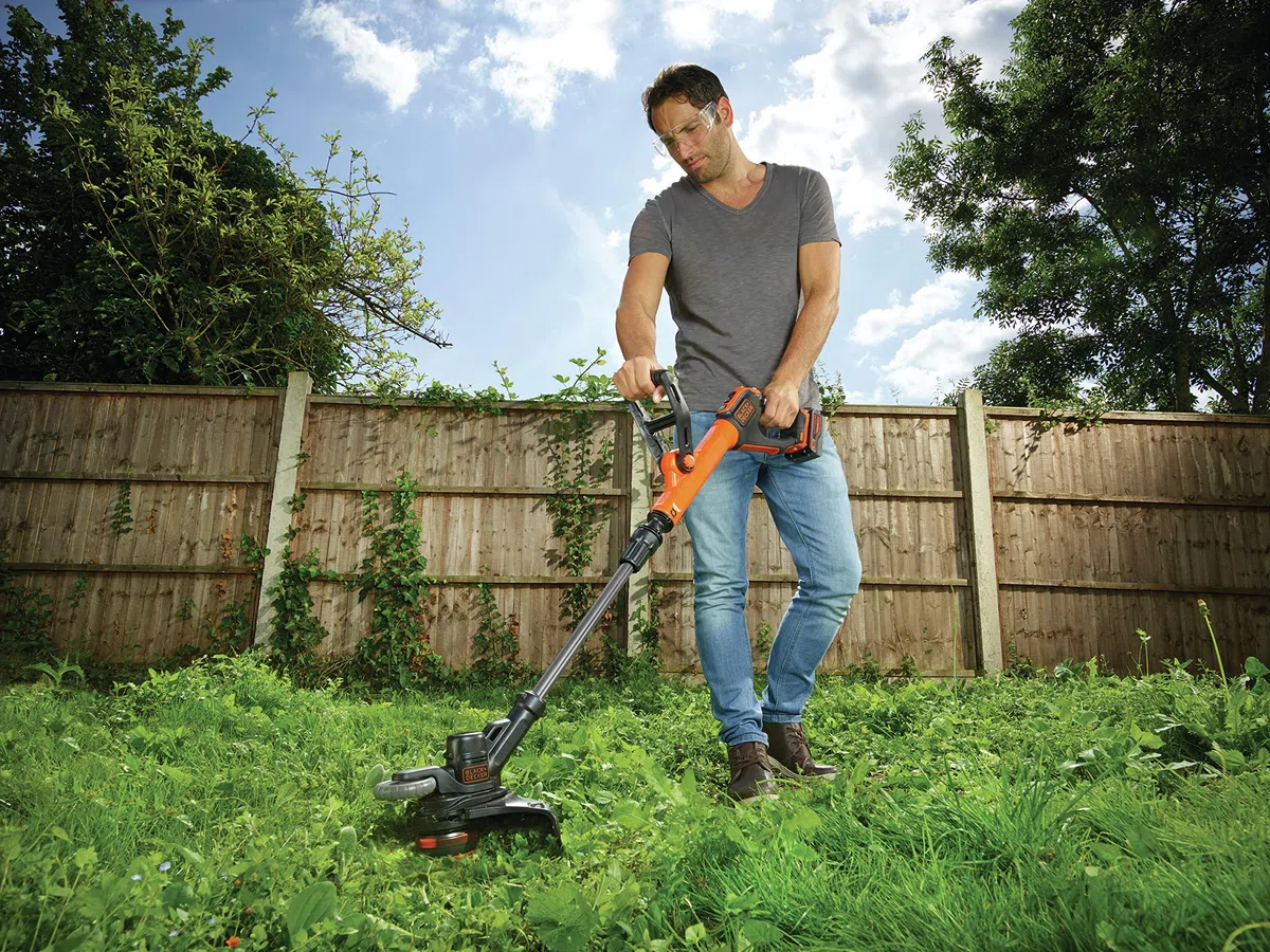 Black+Decker Akku-Rasentrimmer (Powercommand EasyFeed, 18V 4,0Ah, inkl. Akku und Ladegerät, 30 cm Schnittbreite, für größere Flächen) + Fadenspulen (für Trimmer 3er Pack- 3 x 10 m Länge)