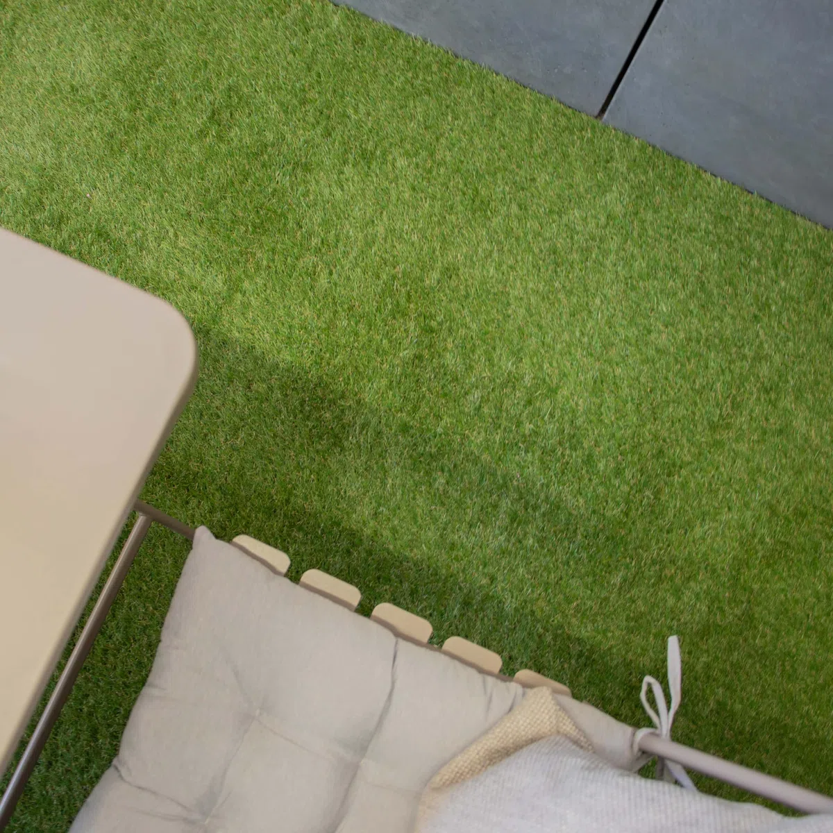 Primaflor Kunstrasen Rio | 2,00m x 6,00m | Rasen-Teppich 37mm für Garten, Balkon & Terrasse | Outdoor Bodenbelag | Wasserdurchlässig | UV-stabil | naturgetreu | kinderfreundlich