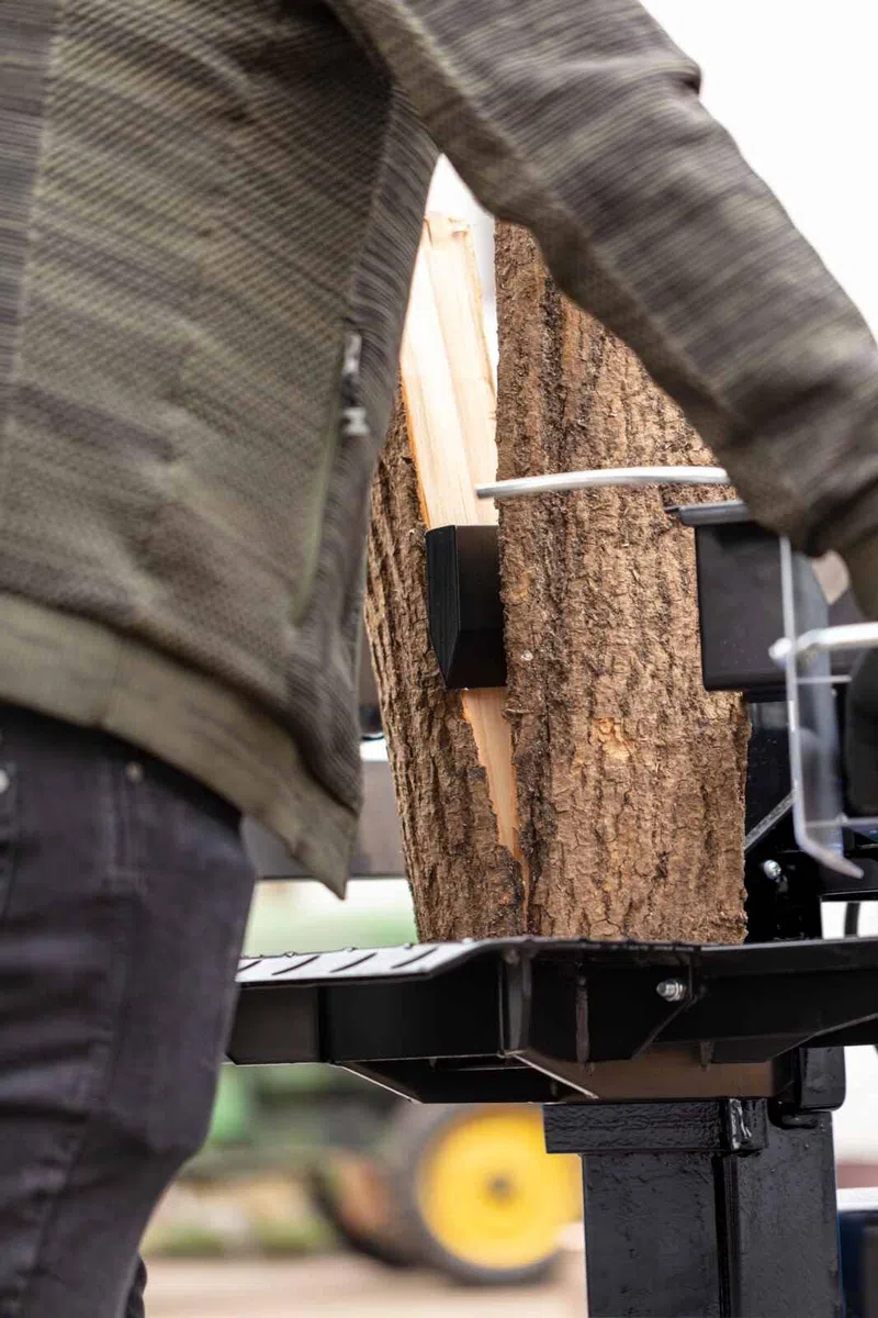 Scheppach Holzspalter LOGS8-BE Black | Leistung 8 t | 3000 W (230~) / 50 Hz | Vario Spalt System, Spalthub 550 mm | Holzlänge min. - max. 100-550 mm