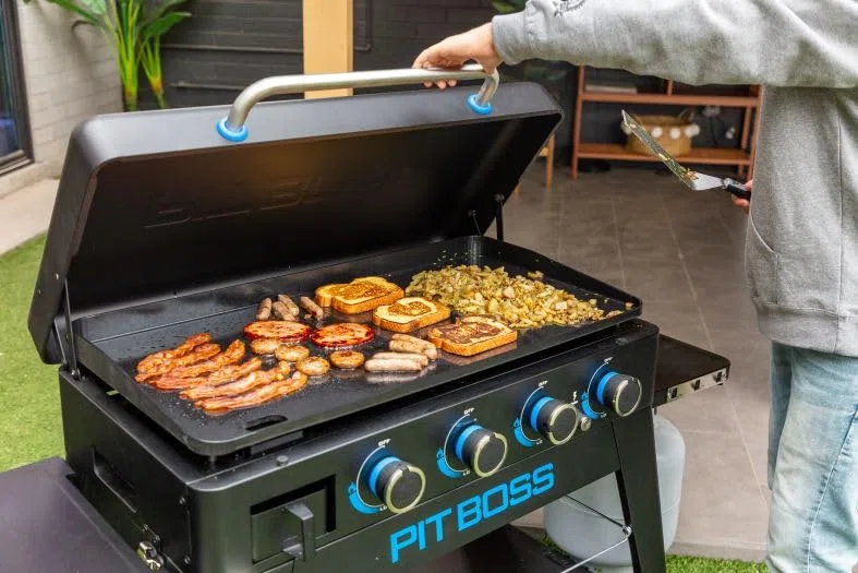 Pit Boss 4-Brenner Ultimate Lift-Off Plancha (Grill mit Keramikbeschichtung, 13,5 kW Leistung, 4 Gasbrenner aus Edelstahl) 10815 | Grill mit Keramikbeschichtung, 13,5 kW Leistung, 4 Gasbrenner aus Edelstahl 10815
