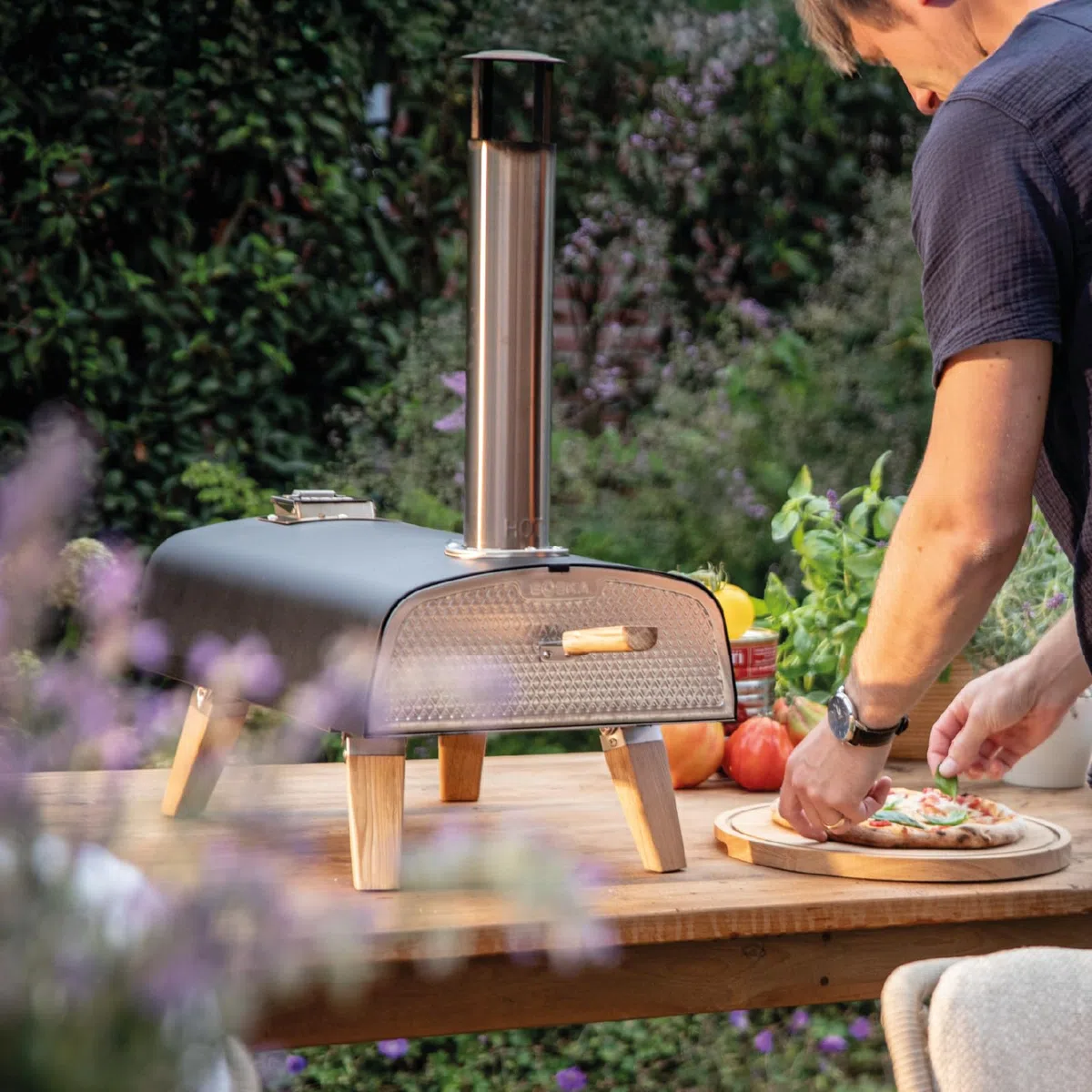 BOSKA Pizzaofen Pro Pellet/Pizza ofen/Pizza in 90 Sekunden wie aus dem Steinofen/Holzpellets/Outdoor-Kochen/Inkl. Flaschenöffner und Pizzastein