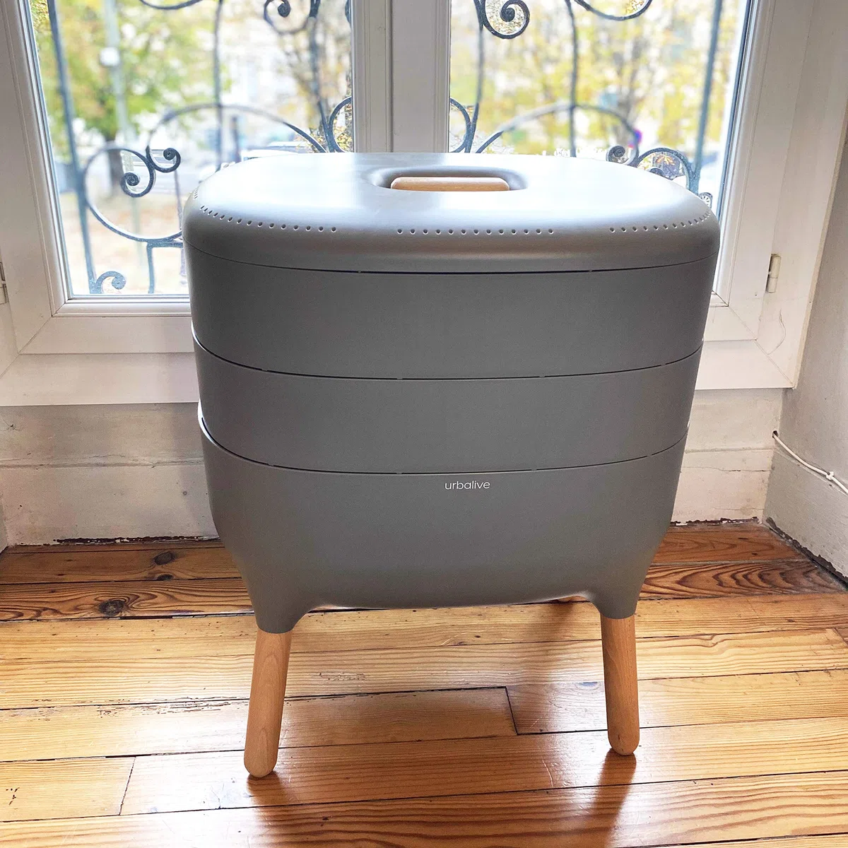 Moutta | Urbalive 2 Schalen Grau, Komplettset I Design Wurmkomposter I 500g Kompostwürmer / 1000 STK. I Startersubstrat I Hanfmatte + Schaufel I Innenraum, Balkon und Garten