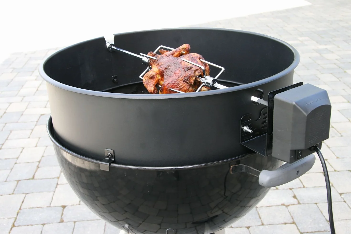 BBQ-Toro Grillspieß Set für Weber Kugelgrill (57 cm) und viele andere Modelle, Rotisserie, Drehspieß für Holzkohle Grill und Gas Grill, elektrischer Drehspiess, Barbecue