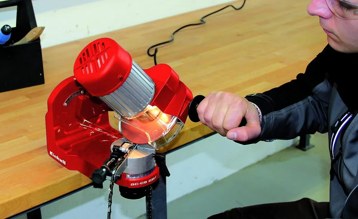 Einhell GC-CS 235 E Sägekettenschärfgerät (235 W, 3.000 1/min, Kettenspannvorr., Schleifscheibe, Beleuchtung, schwenkb. Schleifkopf, Tiefenbegrenzung)