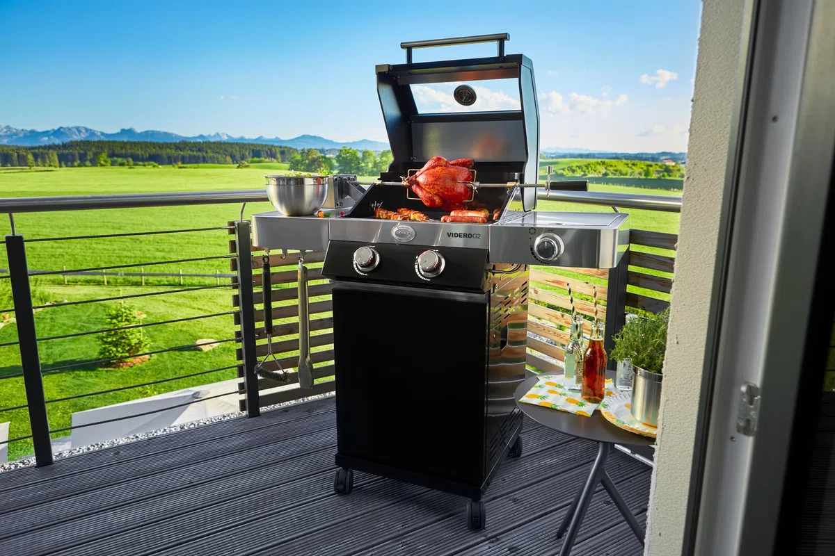 RÖSLE Premium-Drehspieß für BBQ-Stationen VIDERO G2/G3, MAGNUM G3 | Hochwertige Rotisserie, Traglast 10 kg, auch für Kugelgrill No.1 F60 mit Gourmetring geeignet, Edelstahl, silbern/schwarz
