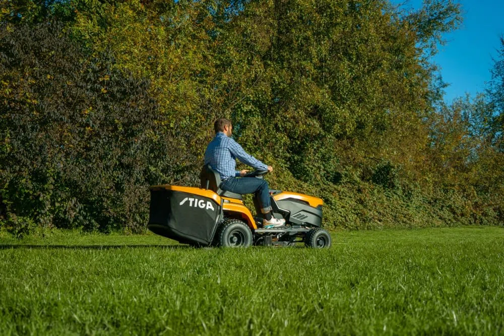STIGA 598e Estate Akku-Aufsitzmäher, 56 V, 98 cm – Mulchfunktion, 240 l Fangkorb – Rasenflächen bis 13.000 m²