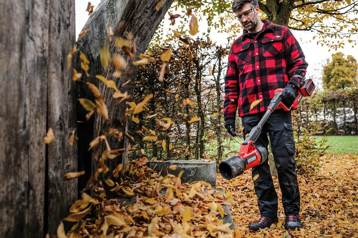 Einhell Professional Akku-Laubbläser GP-LB 36/270 Li E BL-Solo Power X-Change (36 V, 270 km/h Luftgeschwindigkeit, Brushless, Drehzahlregulierung, Blasaufsatz, ohne Akku)