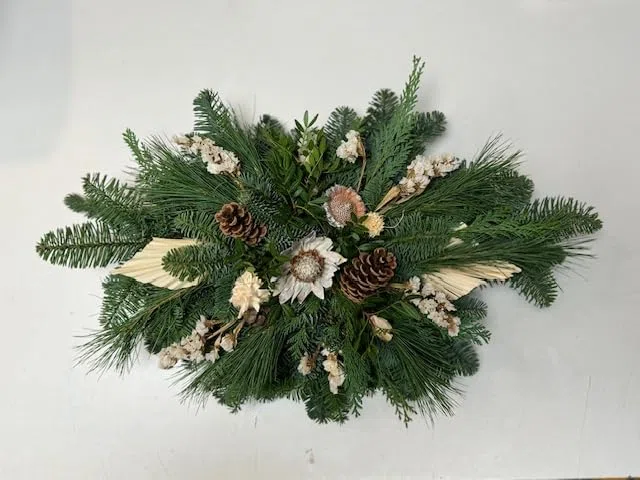 Grabgesteck frisch gebunden 60 cm Nobillis Tanne Thuja Kiefer Exoten Grabauflage Totensonntag grün beige