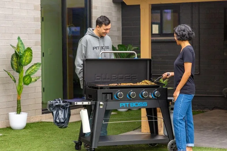 Pit Boss 4-Brenner Ultimate Lift-Off Plancha (Grill mit Keramikbeschichtung, 13,5 kW Leistung, 4 Gasbrenner aus Edelstahl) 10815 | Grill mit Keramikbeschichtung, 13,5 kW Leistung, 4 Gasbrenner aus Edelstahl 10815