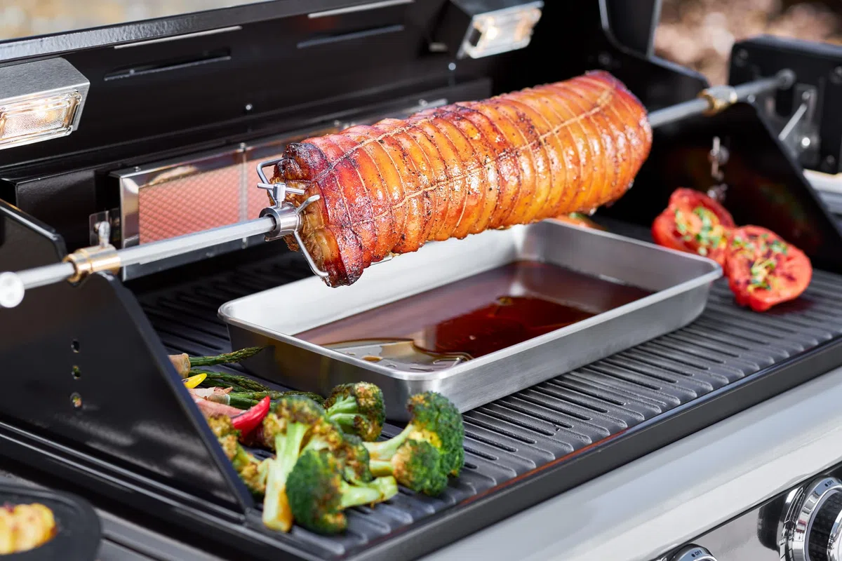 RÖSLE Premium-Drehspieß für BBQ-Stationen VIDERO G2/G3, MAGNUM G3 | Hochwertige Rotisserie, Traglast 10 kg, auch für Kugelgrill No.1 F60 mit Gourmetring geeignet, Edelstahl, silbern/schwarz