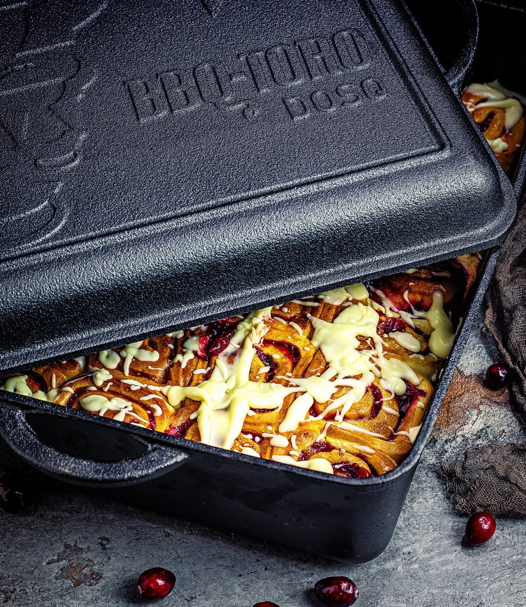 BBQ-Toro Dutch Oven Pan | Rechteckiger Gusseisen Kochtopf | 10,5 Liter Gusstopf | preseasoned - bereits eingebrannt | Bräter mit Deckel, Schmortopf