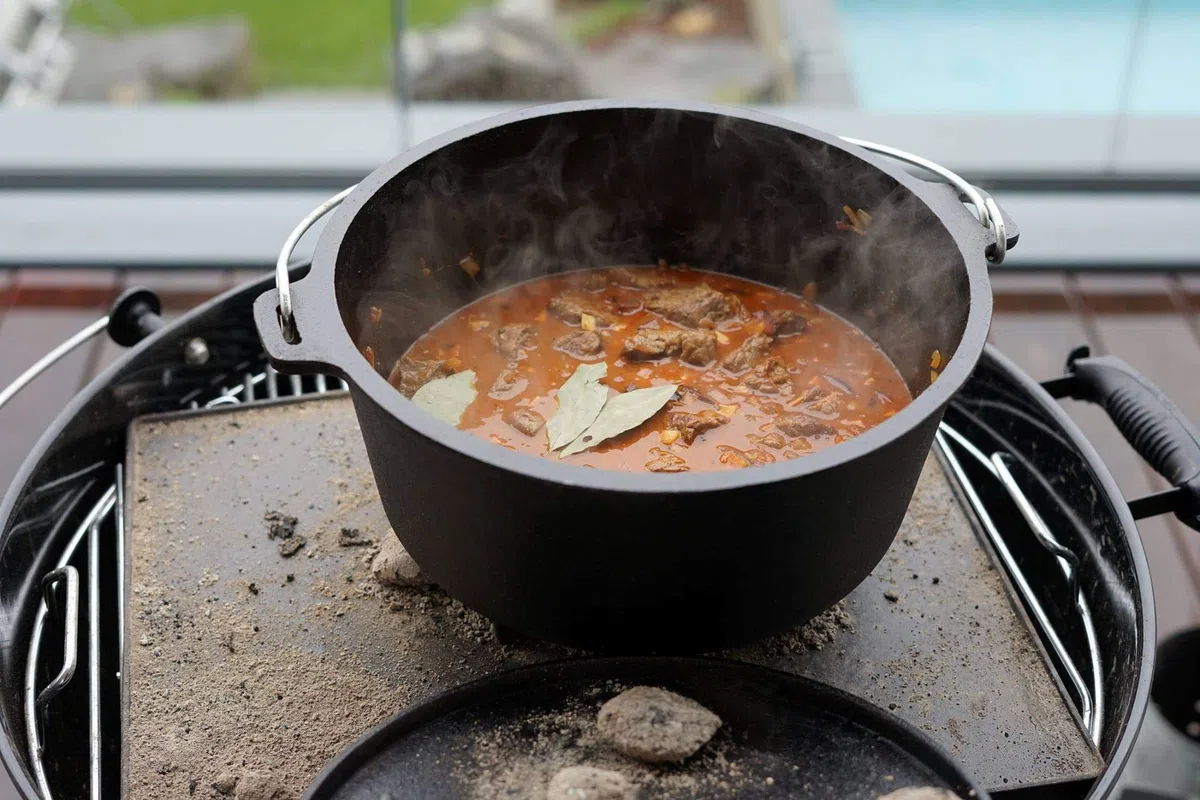 BBQ-Toro Dutch Oven Alpha Serie | 13,3 Liter (DO14A), Topf mit Füße | bereits eingebrannt - preseasoned | Gusseisen Kochtopf | Bräter mit Deckelheber