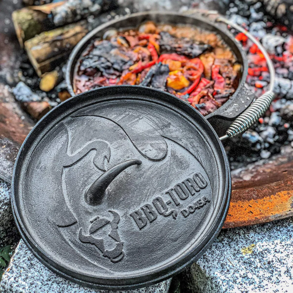 BBQ-Toro Dutch Oven Alpha Serie | 13,3 Liter (DO14A), Topf mit Füße | bereits eingebrannt - preseasoned | Gusseisen Kochtopf | Bräter mit Deckelheber