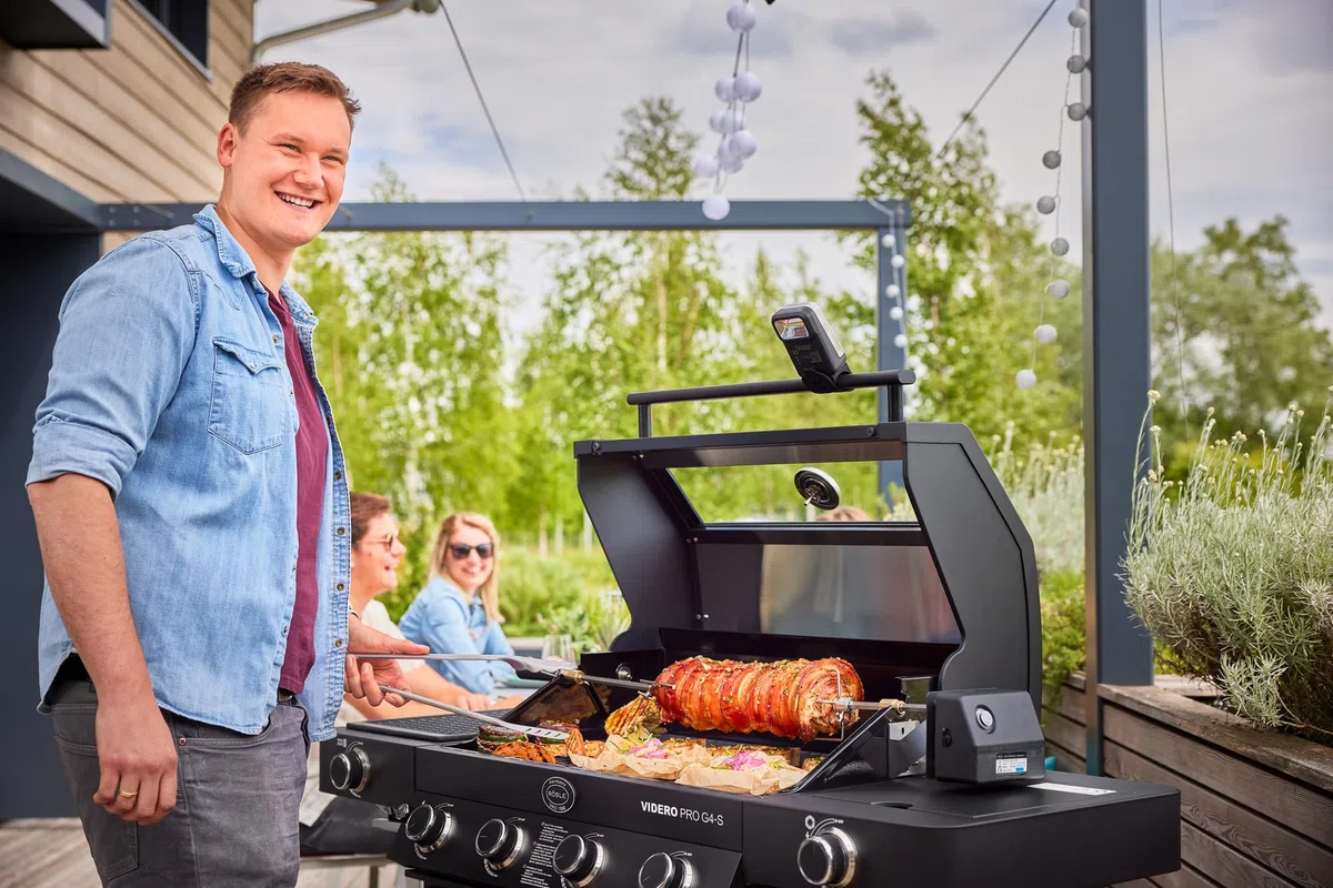 RÖSLE Premium-Drehspieß für BBQ-Stationen VIDERO G2/G3, MAGNUM G3 | Hochwertige Rotisserie, Traglast 10 kg, auch für Kugelgrill No.1 F60 mit Gourmetring geeignet, Edelstahl, silbern/schwarz
