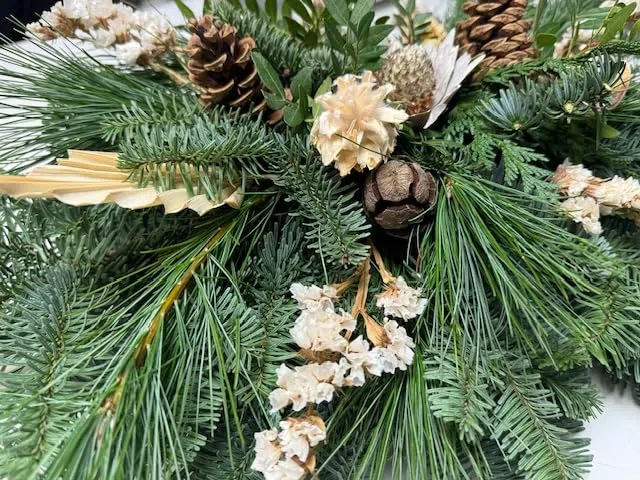 Grabgesteck frisch gebunden 60 cm Nobillis Tanne Thuja Kiefer Exoten Grabauflage Totensonntag grün beige