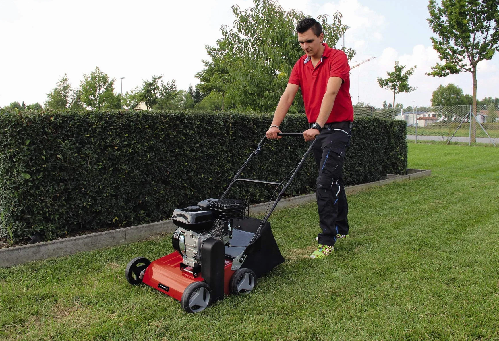 Einhell Benzin-Vertikutierer GC-SC 4240 P (bis 1.200 m², 4.2 kW, 4-Takt-Motor, kugelgelagerte Messerwalze mit 18 Stahlmessern, 8-stufige zentrale Arbeitstiefeneinstellung)