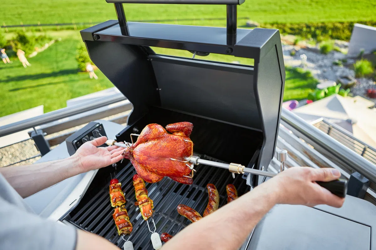 RÖSLE Premium-Drehspieß für BBQ-Stationen VIDERO G2/G3, MAGNUM G3 | Hochwertige Rotisserie, Traglast 10 kg, auch für Kugelgrill No.1 F60 mit Gourmetring geeignet, Edelstahl, silbern/schwarz