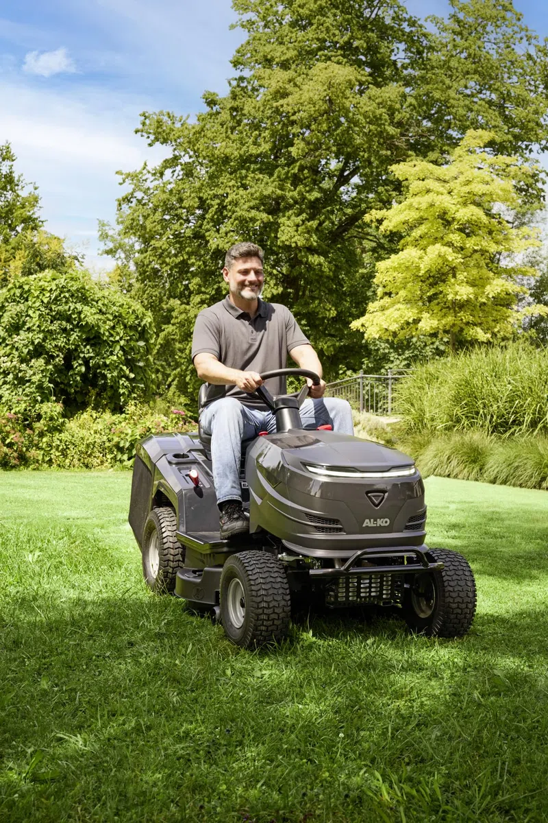 AL-KO Benzin-Rasentraktor Easy 13-86.6 M-A, 7.2 kW Motorleistung, 86 cm Schnittbreite, Heckauswurf mit Fangbox 250 L, für Rasenflächen bis 3500 m²
