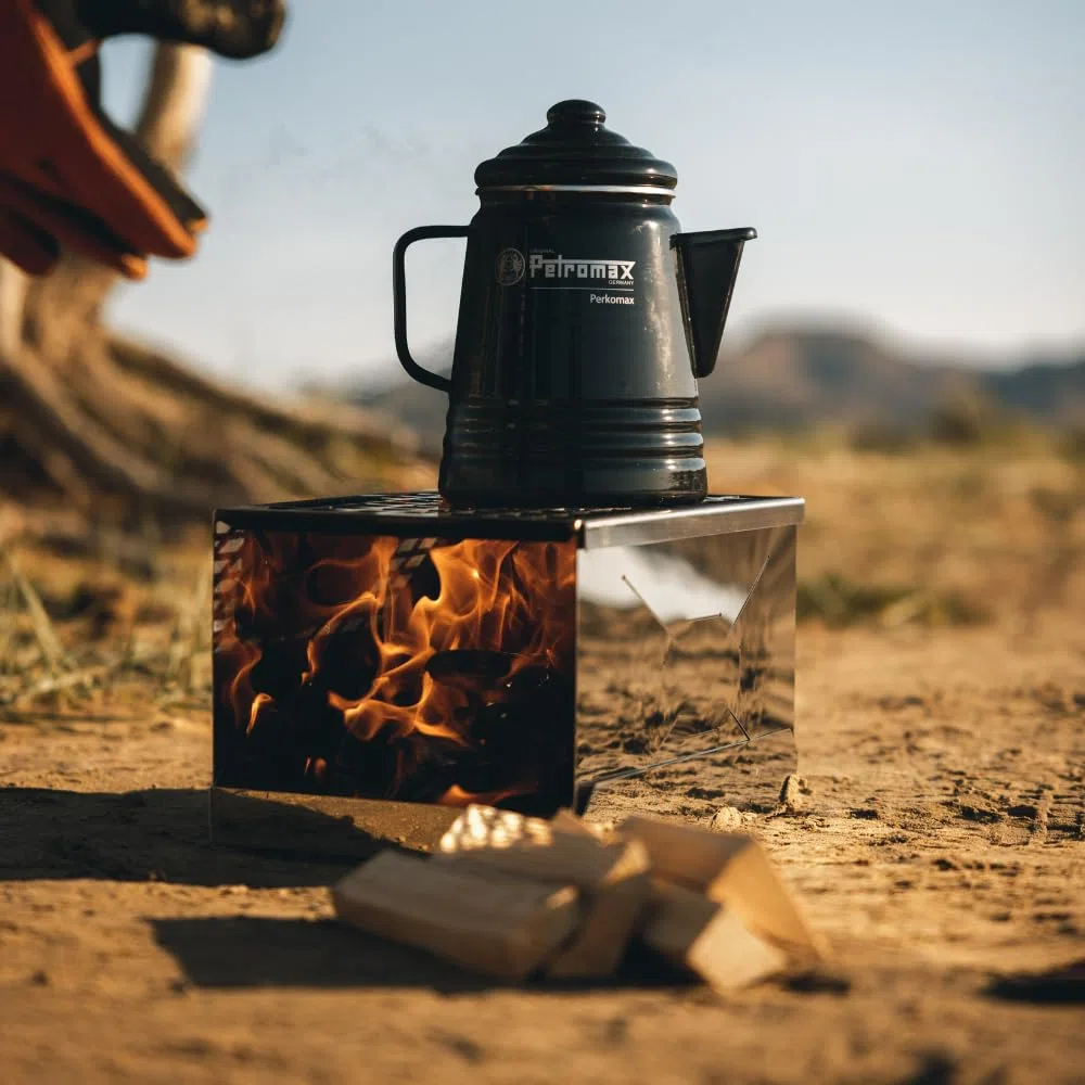 Petromax Abenteuer-Picknick-Box – Outdoor-Kochset für 2 Personen: kompakt und vielseitig – ideal für Camping, Wandern und Lagerfeuer – 12teiliges PremiumSet mit stapelbarer Transportbox