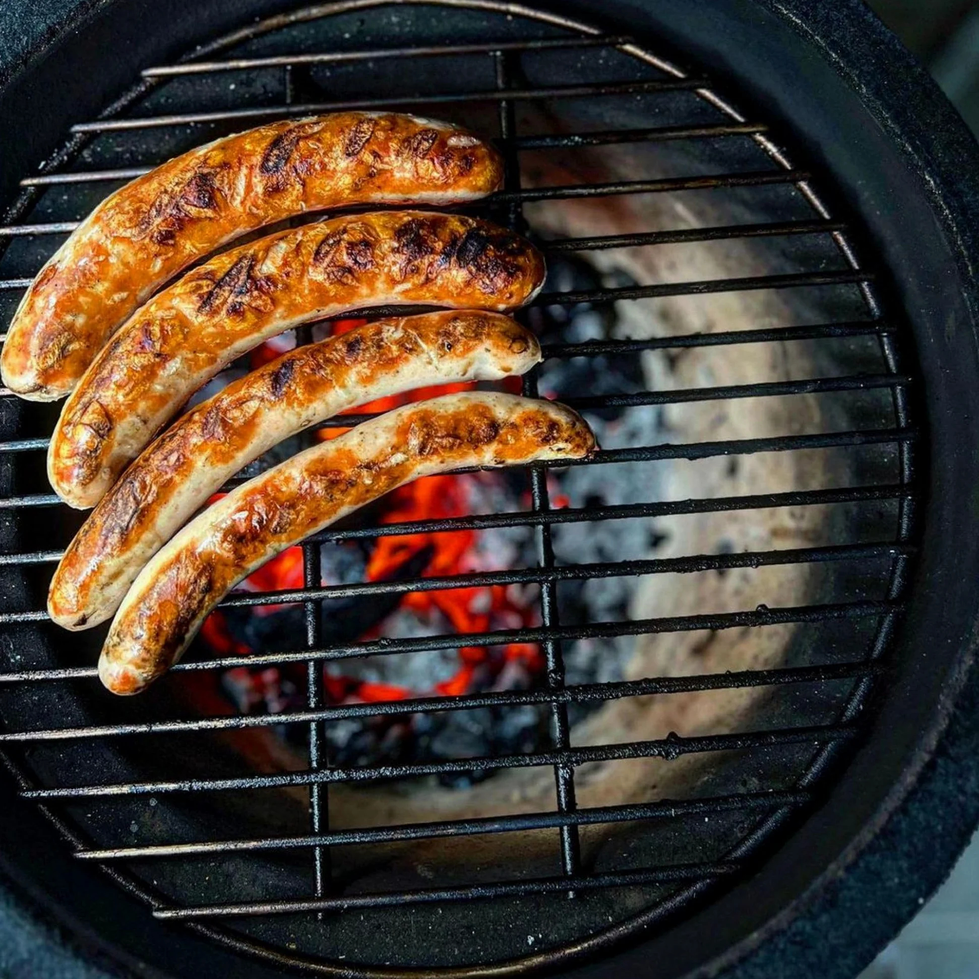 BBQ-Toro Kamado Grill Holzkohlegrill "KURO" Ø 52 cm | Rot | Holzkohlegrill mit Bambusablage, Thermometer, Holzgriffen, Rollen | Keramikgrill rund, Ceramic Grill Ei, Grillofen, Kamado mit Ablage