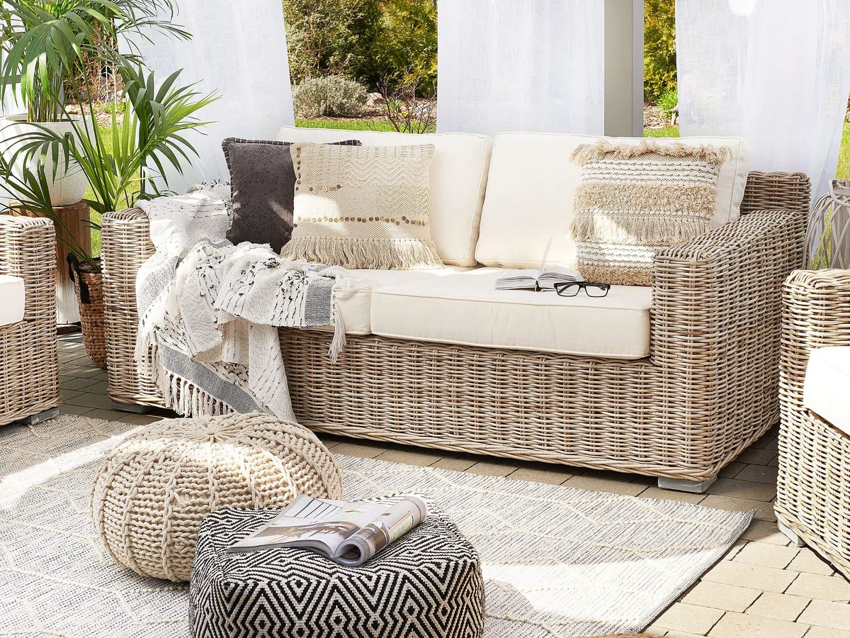 Beliani Klassisches Gartensofa Hellbraun mit Auflagen in Cremeweiß Rattan 2-Sitzer Ardea
