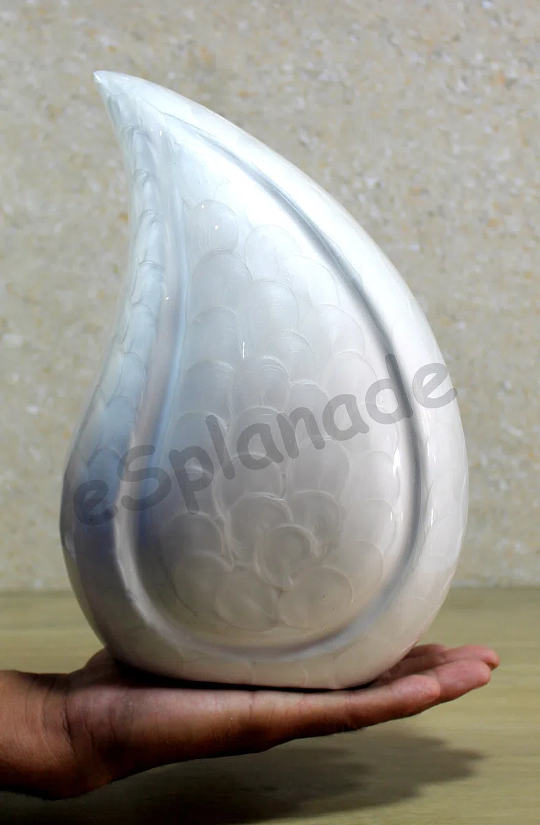 eSplanade Metall-Urnen-Gedenkglas-Behälter | Geprägte Urne in voller Größe für die Beerdigung von Asche | Tropfenförmige Metallurnen | Feuriges Rot – 10 Zoll (Weiss)