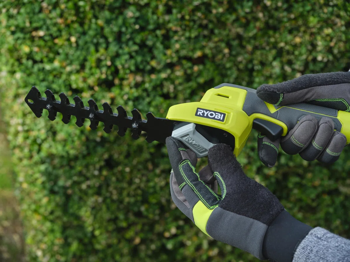 RYOBI 4 V Akku-Gras- & Strauchschere RY4CGSA-120, inkl. 2,0 Ah Akku und Ladekabel USB-C