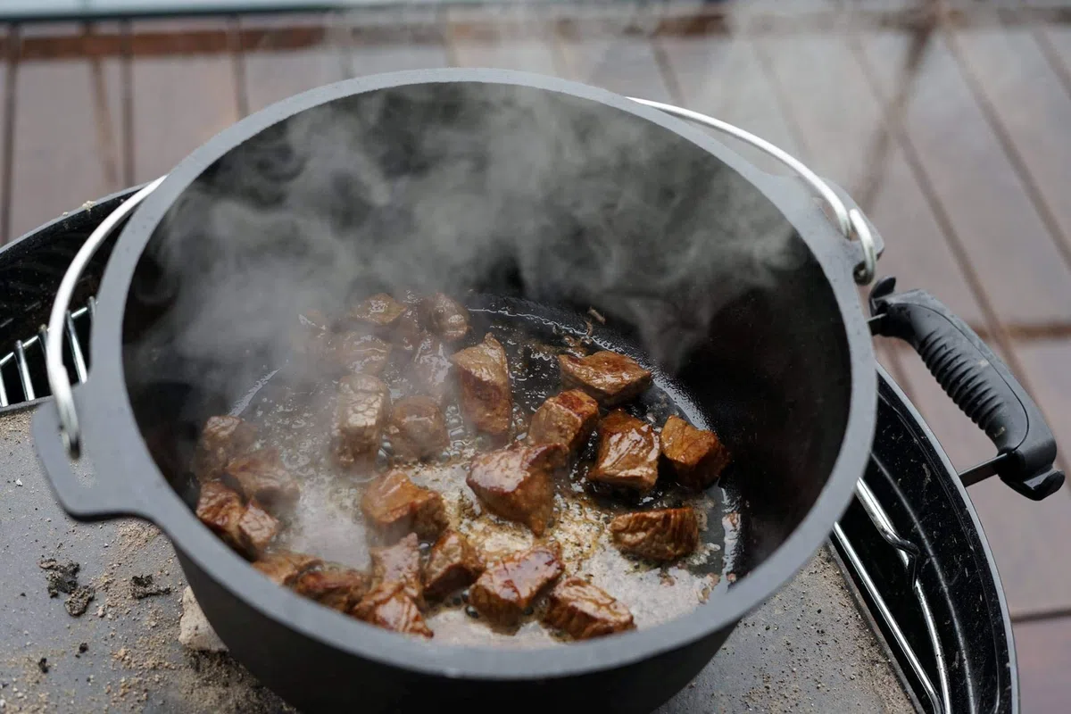 BBQ-Toro Dutch Oven Alpha Serie | 13,3 Liter (DO14A), Topf mit Füße | bereits eingebrannt - preseasoned | Gusseisen Kochtopf | Bräter mit Deckelheber