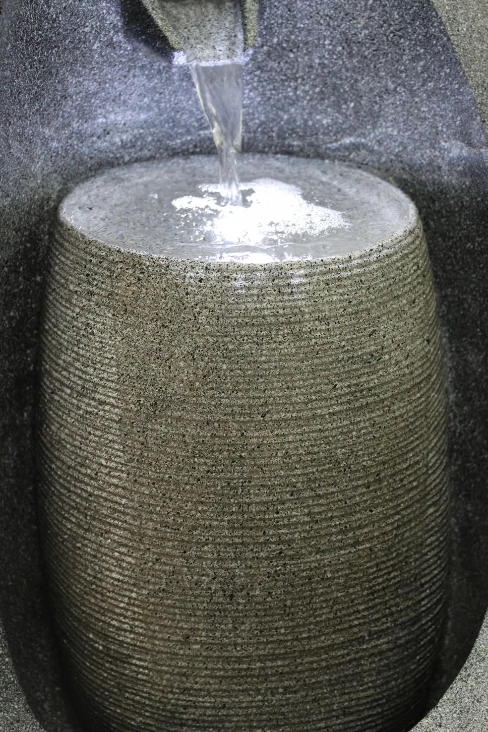 Moderner Gartenbrunnen mit LED Beleuchtung 83 cm Zimmerbrunnen Springbrunnen BK704 Wasserspiel Steinoptik Kaskade