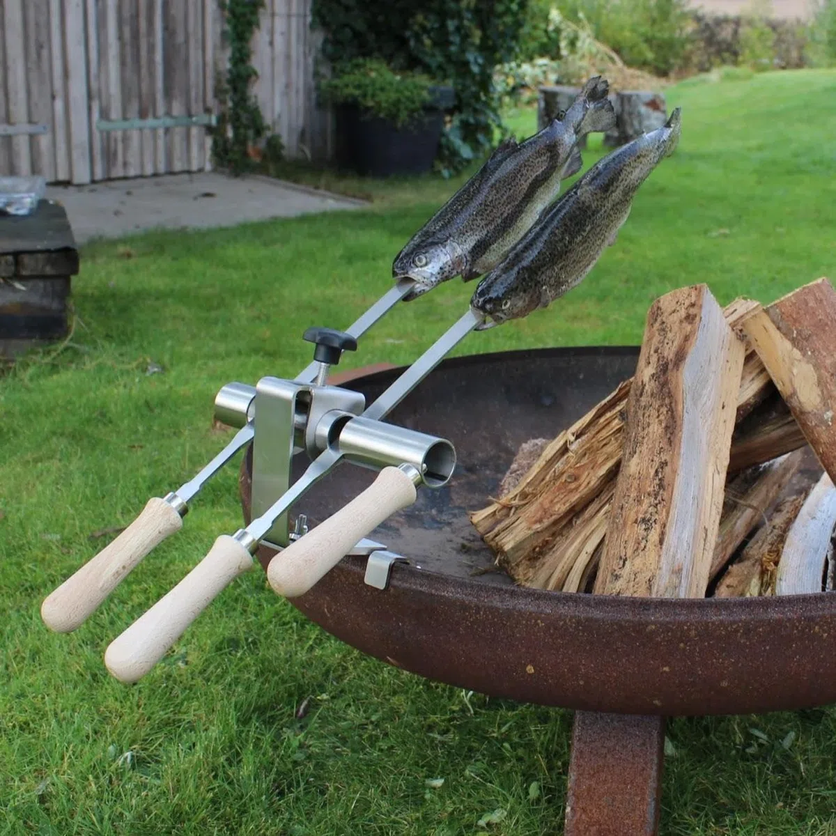 Premium Steckerlfisch Halter für Feuerschale - Platz für 2 Fische - Fisch Grill Aufsatz passt auf jede Feuerschale - stufenlos verstellbar - Fischhalter 100% Edelstahl - Asado Grill für Feuerschale