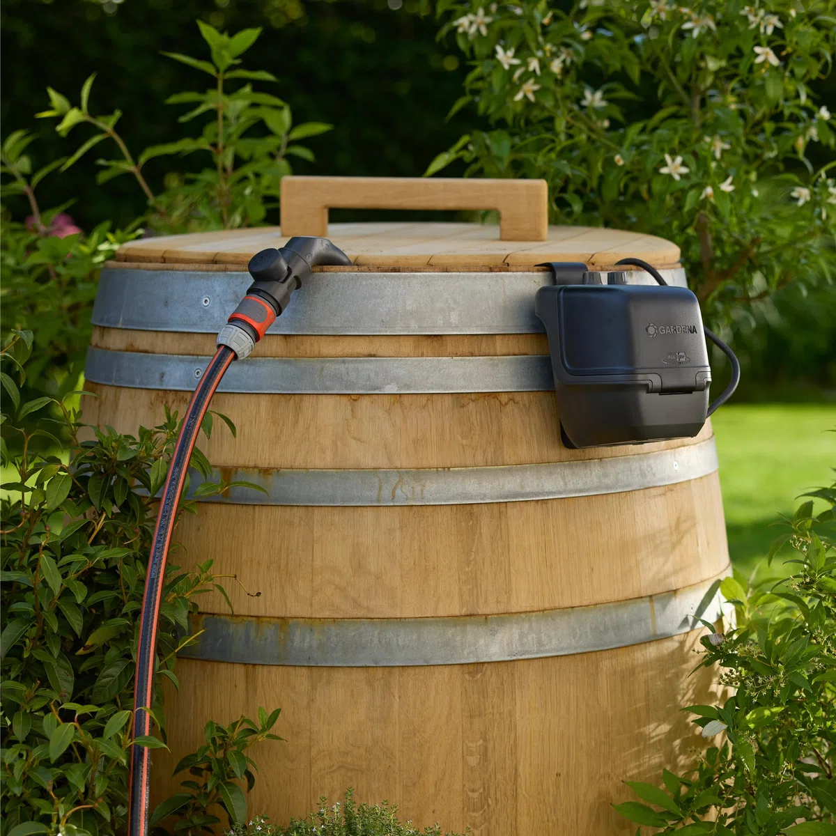 Gardena Akku-Regenfasspumpe 2600 Comfort 18V P4A solo: Bewässerungsintervalle, Leistungseinstellung, Passt zum Wasserbehälter, Konstanter Druck, Kabellos (14604-55)