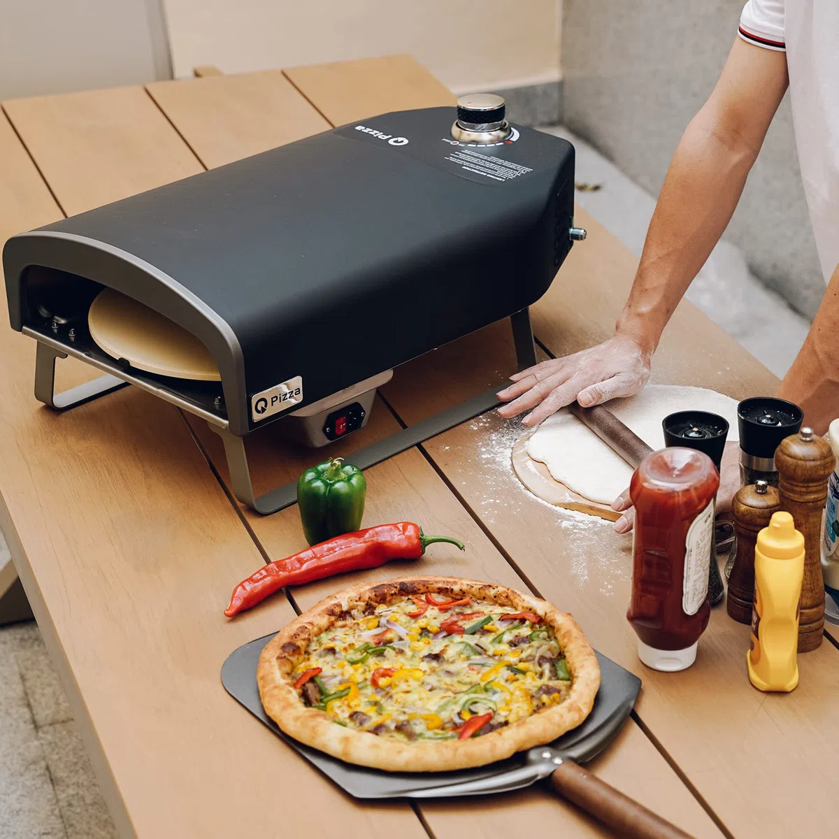 Q Pizza Gas Pizzaofen mit Drehfunktion, 50 mbar Outdoor Gas Pizza Ofen mit 33cm Pizzastein, Tragbarer für Garten Terrasse und Balkon, Schwarz