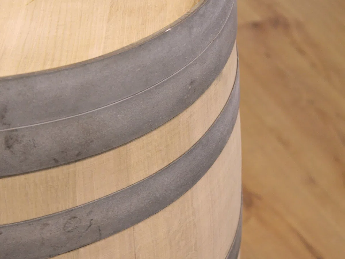 Temesso 225l Weinfass, Barriquefass als Stehtisch - Holz geschliffen (Natur - unbehandelt)