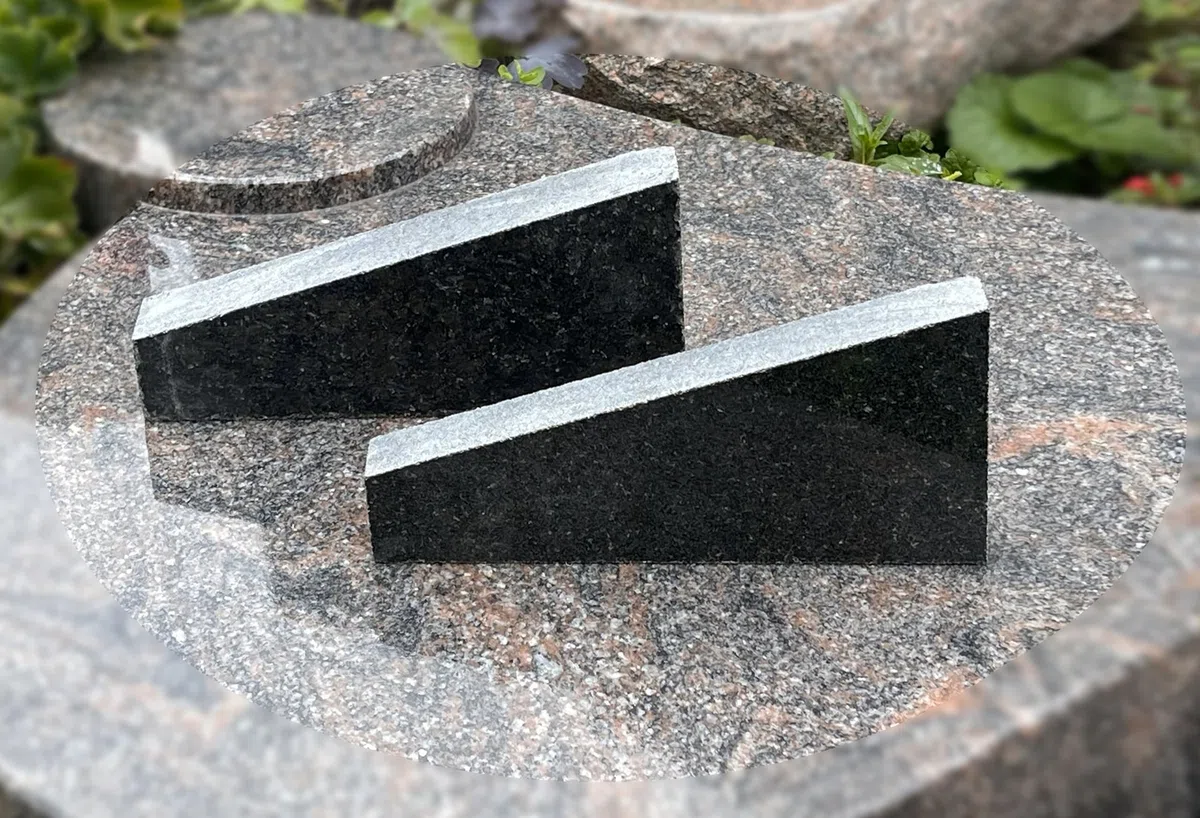 Grabplatte mit Inschrift aus Granit, personalisierbar Gedenktafel für Urnengrab, Grabstein für 1-2 Pers., Urnengrabstein N12D (30x40cm mit Stützen)