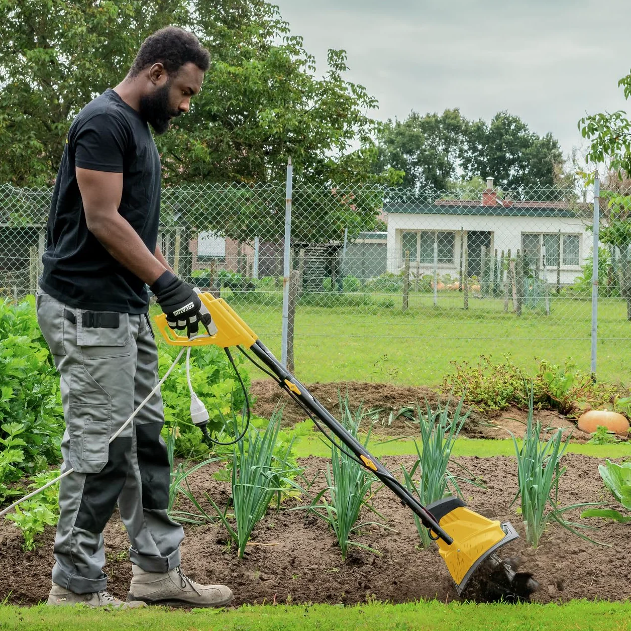 Powerplus Elektrische Gartenfräse POWEG72000-1200 W Gartenhacke mit 4 Messer zum Fräsen, Arbeitstiefe max. 220 mm, 360 mm breit, Elektrische Motorhacke, Gartengeräte