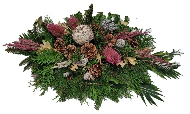Gesteck mit Tanne Allerheiligen Grabspange Winter Friedhof