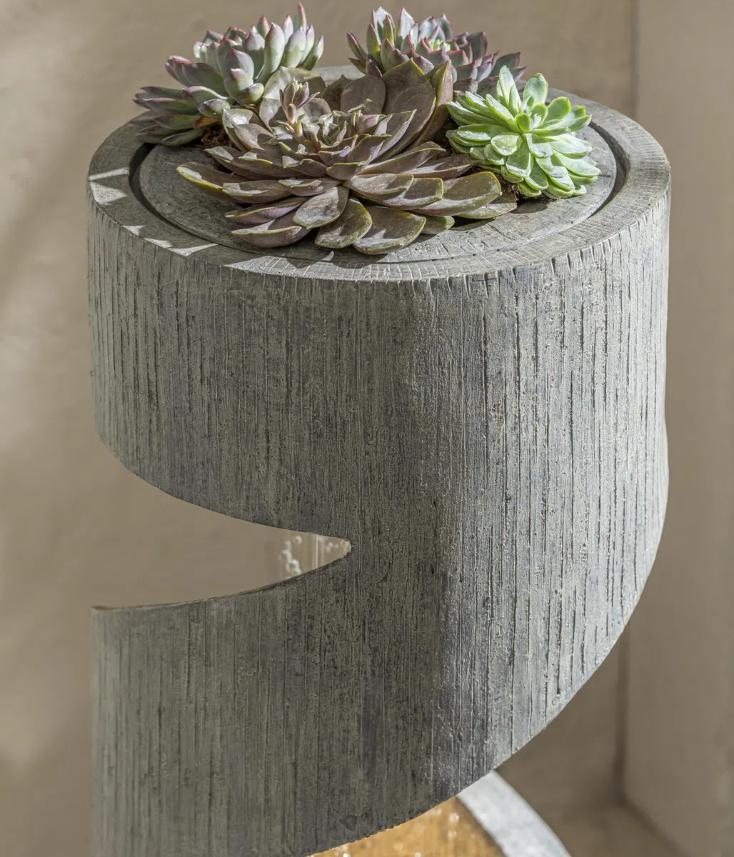 Dehner Gartenbrunnen Ronda, mit LED Beleuchtung, frostbeständig, solarfähiger Brunnen für Außen, 79.5 x 31.5 x 31.5 cm, Polyresin, grau