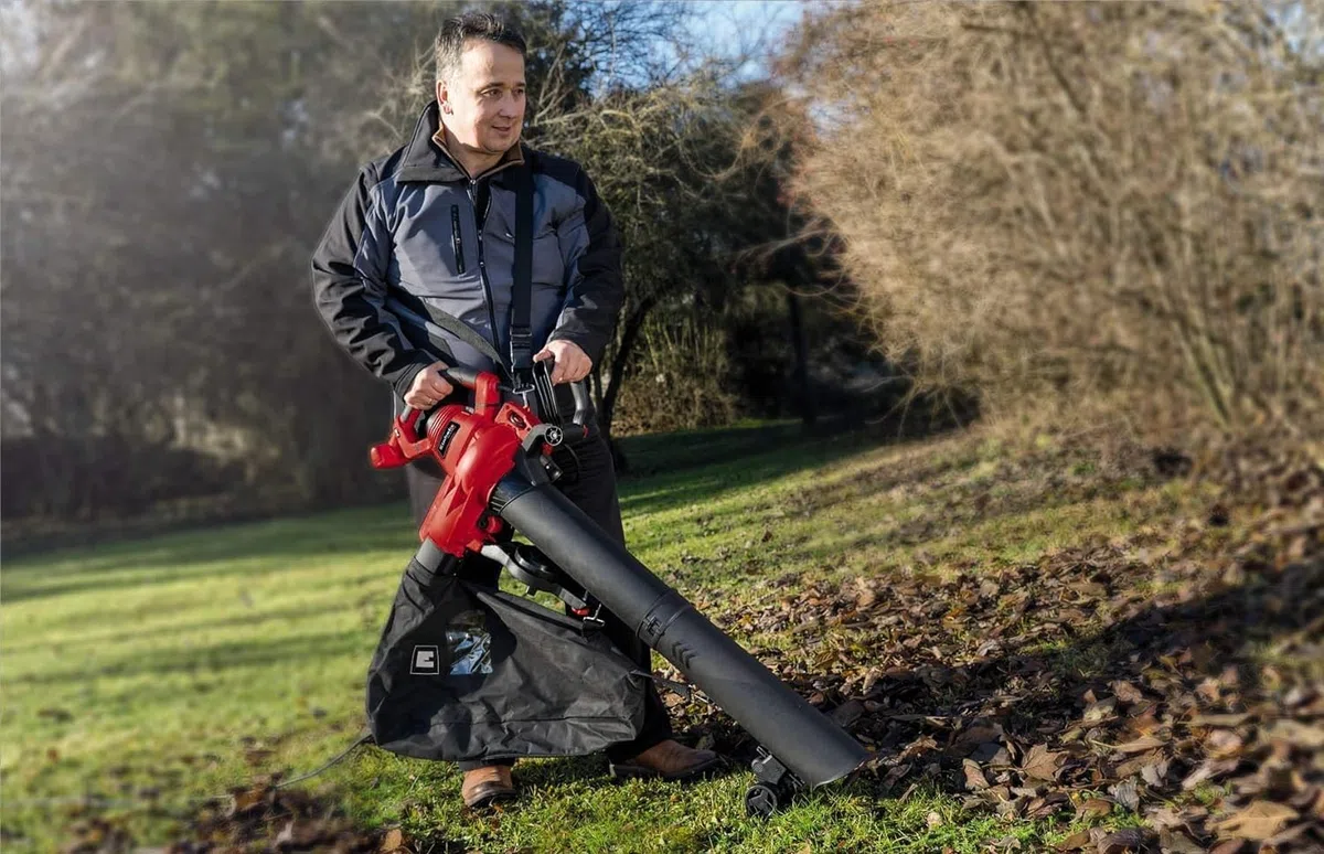 Einhell Elektro-Laubsauger GC-EL 3000 E (3.000 W, Saug-/Blasfunktion, Verstellbarer Zusatzhandgriff, 45 L Fangsack, Blasluftstrom 300 km/h, max. Saugleistung 840 m³/h)