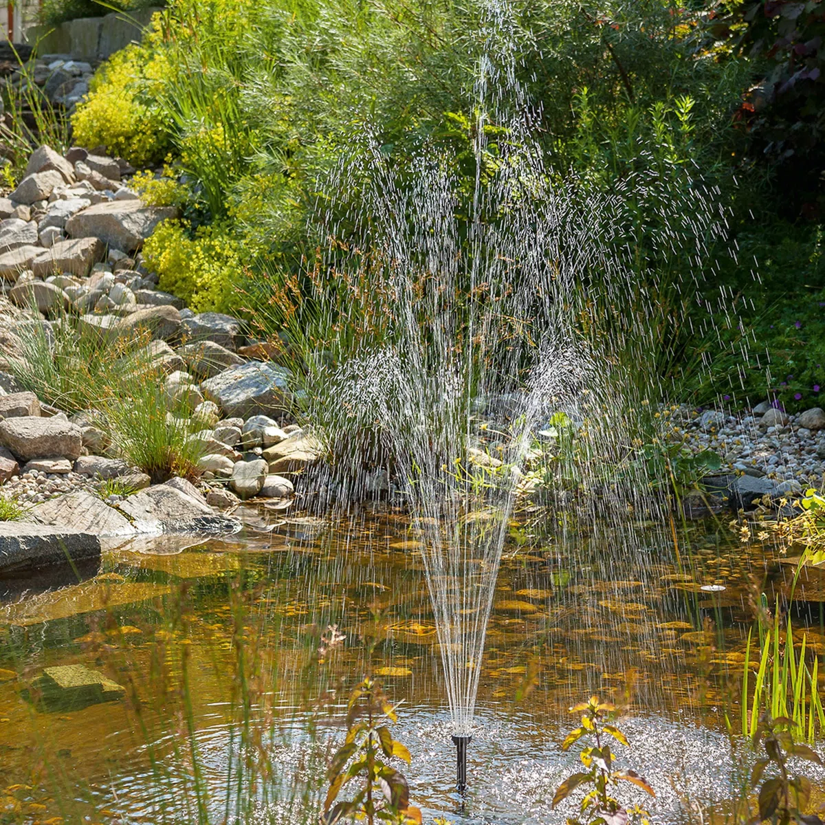 esotec Teichpumpe Roma 900/1500 mit Sprinklerset – 12-24V/DC Ersatzpumpe für Gartenteich, Brunnen & Wasserspiel – 1500 l/h IP68 101734