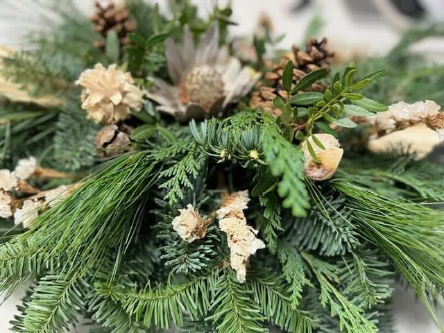 Grabgesteck frisch gebunden 60 cm Nobillis Tanne Thuja Kiefer Exoten Grabauflage Totensonntag grün beige