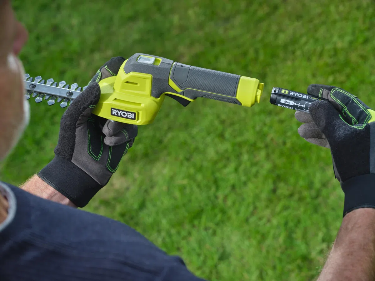 RYOBI 4 V Akku-Gras- & Strauchschere RY4CGSA-120, inkl. 2,0 Ah Akku und Ladekabel USB-C