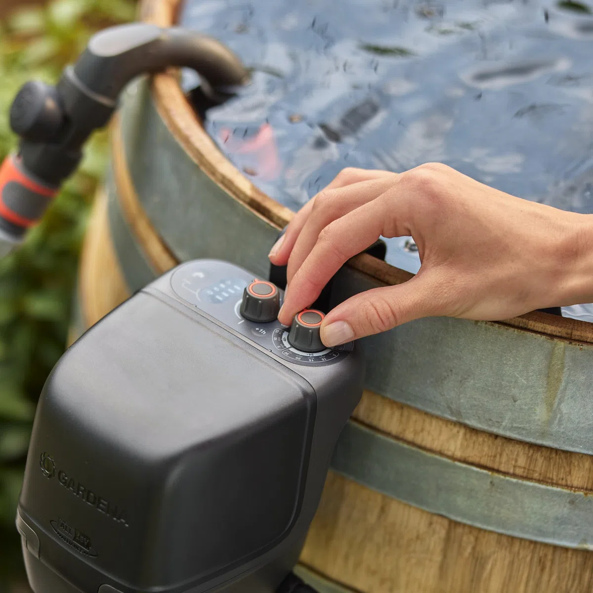 Gardena Akku-Regenfasspumpe 2600 Comfort 18V P4A solo: Bewässerungsintervalle, Leistungseinstellung, Passt zum Wasserbehälter, Konstanter Druck, Kabellos (14604-55)