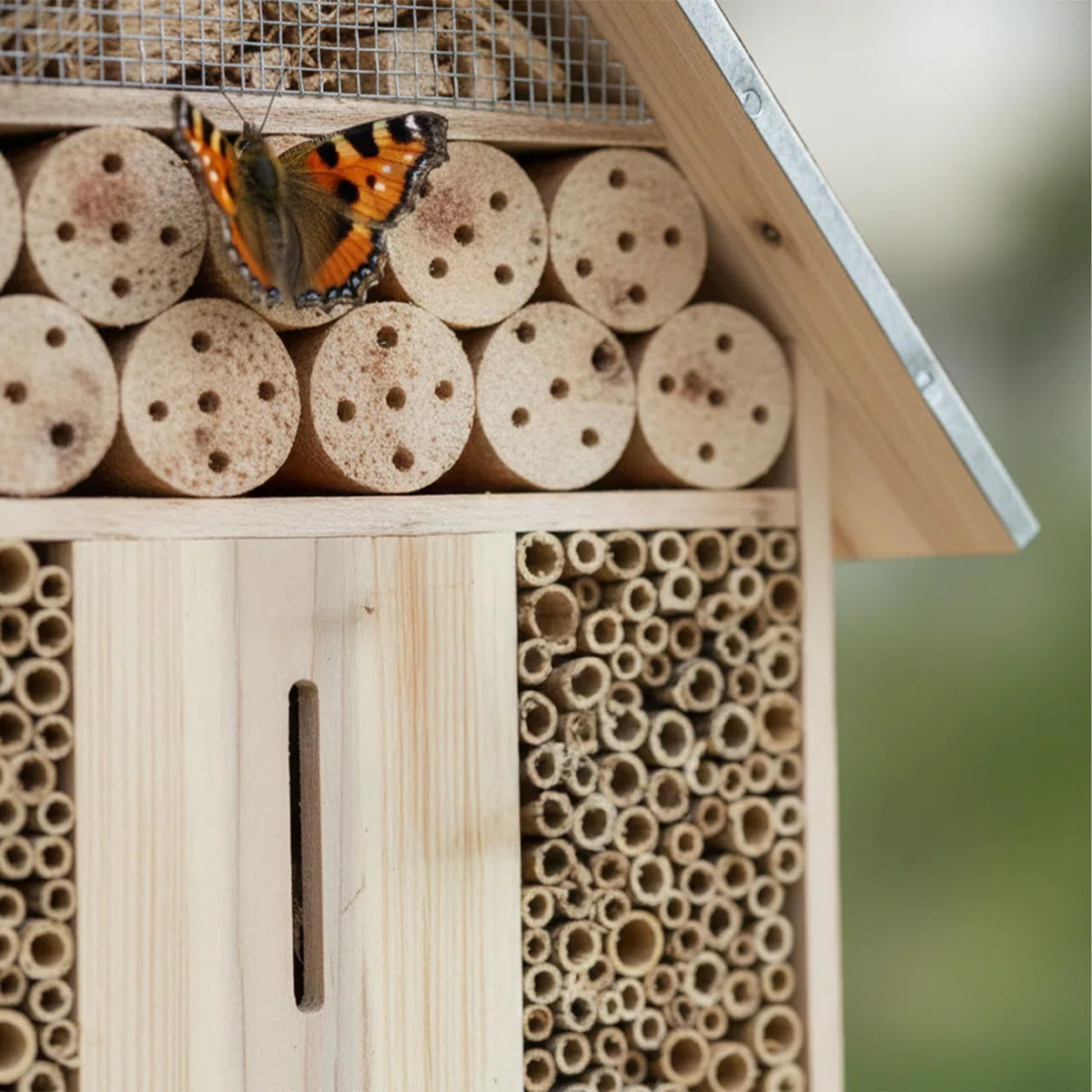 Relaxdays Insektenhotel mit Ständer, Holz, wetterfestes Metalldach, HxBxT: 119 x 50 x 12 cm, Insektenhaus, Natur/Silber